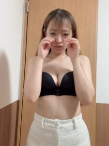 胸に不満があり悲しむ女性(バスト)