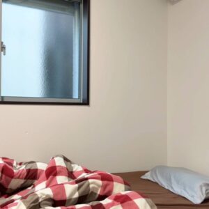 帰宅後に疲れて寝る女性