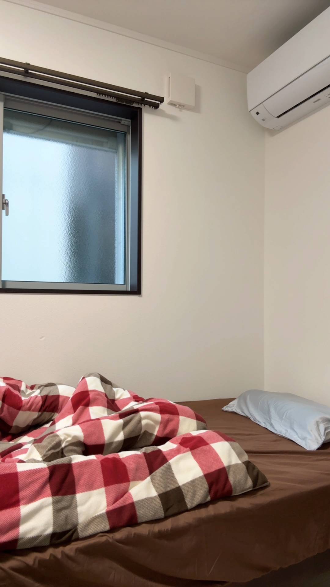 帰宅後に疲れて寝る女性