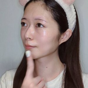 スキンケア後の女性　肌モチ　美白 毛穴ケア