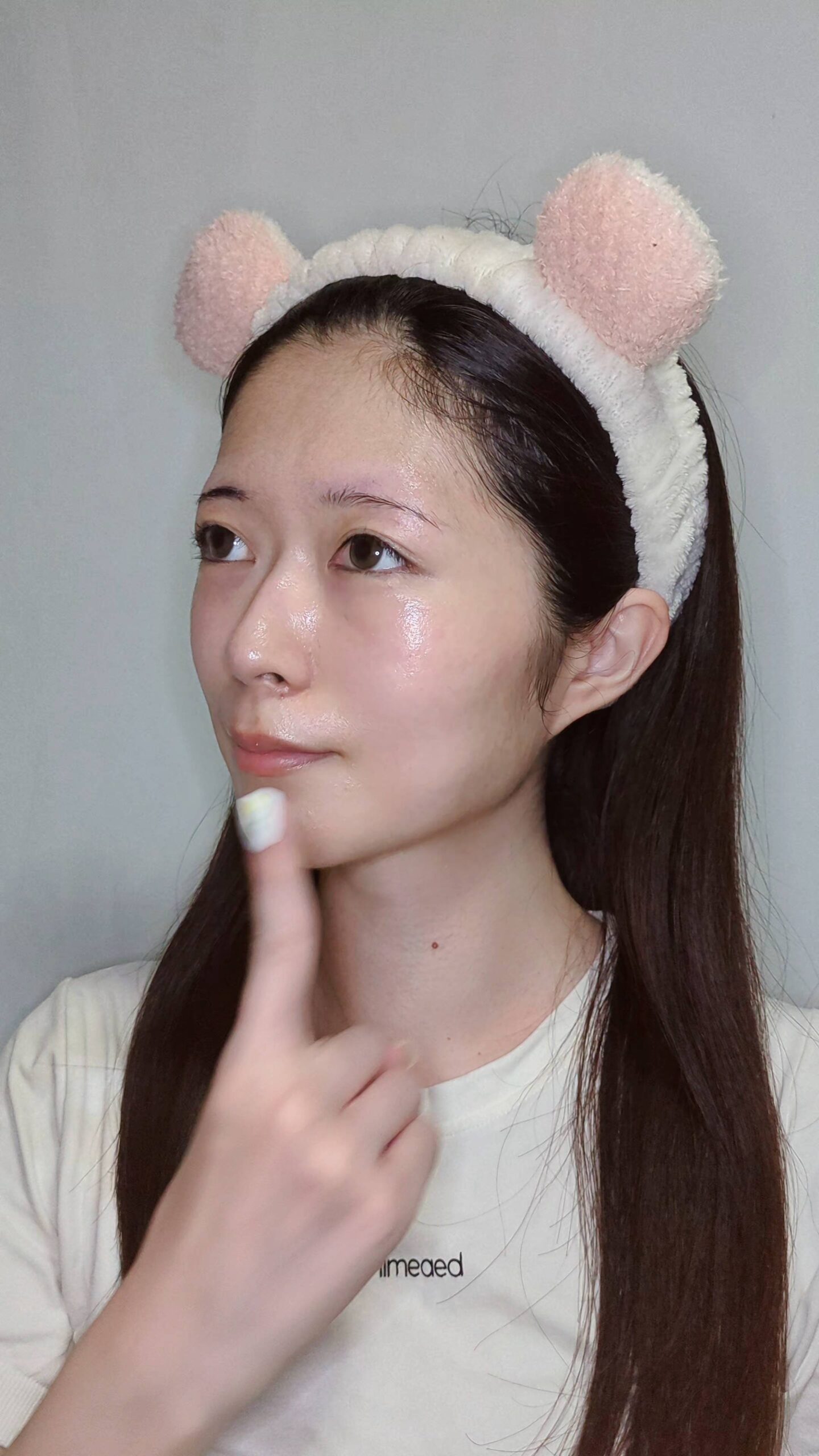 スキンケア後の女性　肌モチ　美白 毛穴ケア