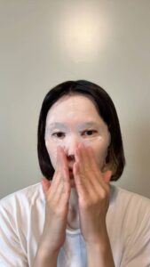 スキンケアする女性　毛穴ケア　パック中