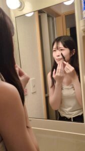 脱毛｜顔の産毛処理をする女性(1)