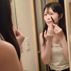 脱毛｜顔の産毛処理をする女性(1)