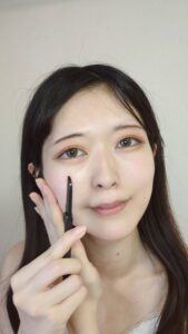 脱毛｜(正面)顔の産毛処理をする女性