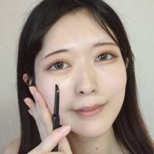 脱毛｜(正面)顔の産毛処理をする女性