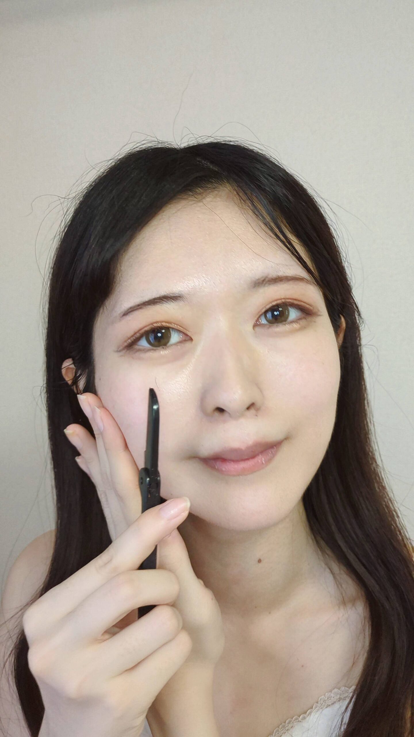 脱毛｜(正面)顔の産毛処理をする女性