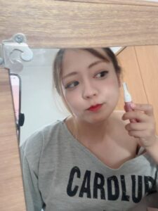 脱毛｜顔の産毛処理する女性