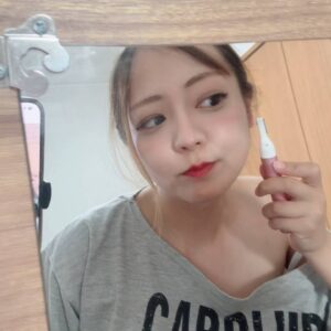 脱毛｜顔の産毛処理する女性