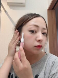 脱毛｜_顔の産毛を剃る女性