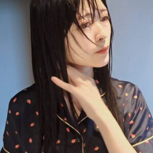 美容系｜ドライヤーをする女性