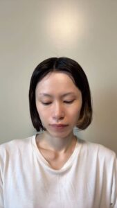 美容系｜化粧水を塗る女性