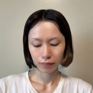 美容系｜化粧水を塗る女性