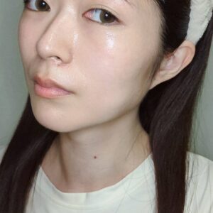 美容系｜もちもち肌を触る女性