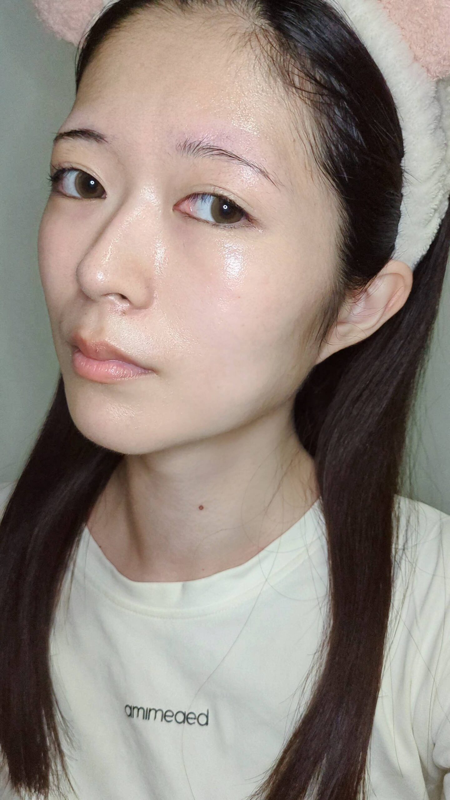 美容系｜もちもち肌を触る女性