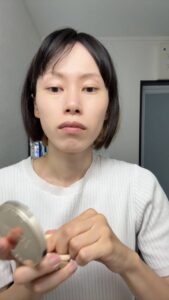 美容系｜メイクをする女性