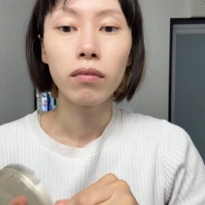 美容系｜メイクをする女性