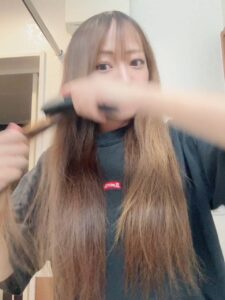 髪ケア｜ブラシで髪をとく女性