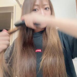 髪ケア｜ブラシで髪をとく女性