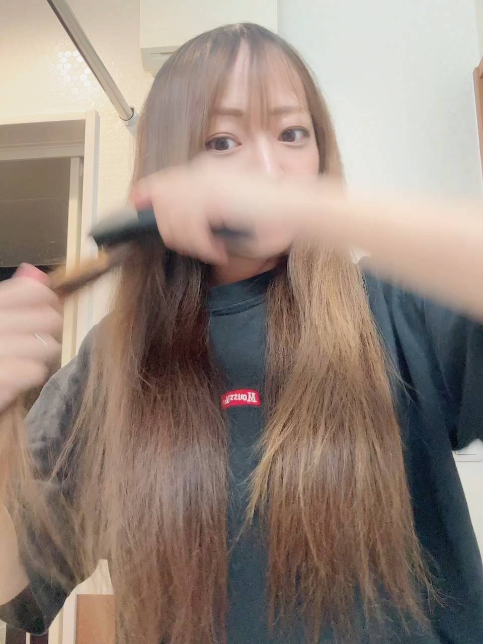 髪ケア｜ブラシで髪をとく女性