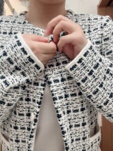 美容系｜バストをアピールする女性