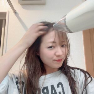 髪ケア｜ドライヤーをする女性(1)