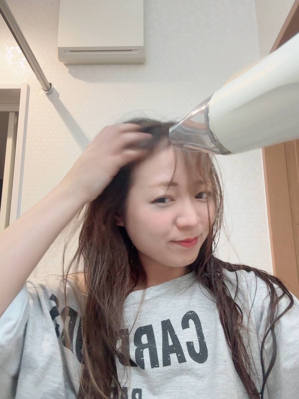 髪ケア｜ドライヤーをする女性(1)