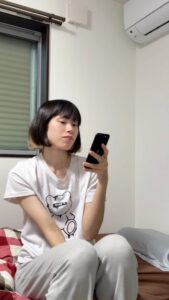スマホを(操作)いじる女性