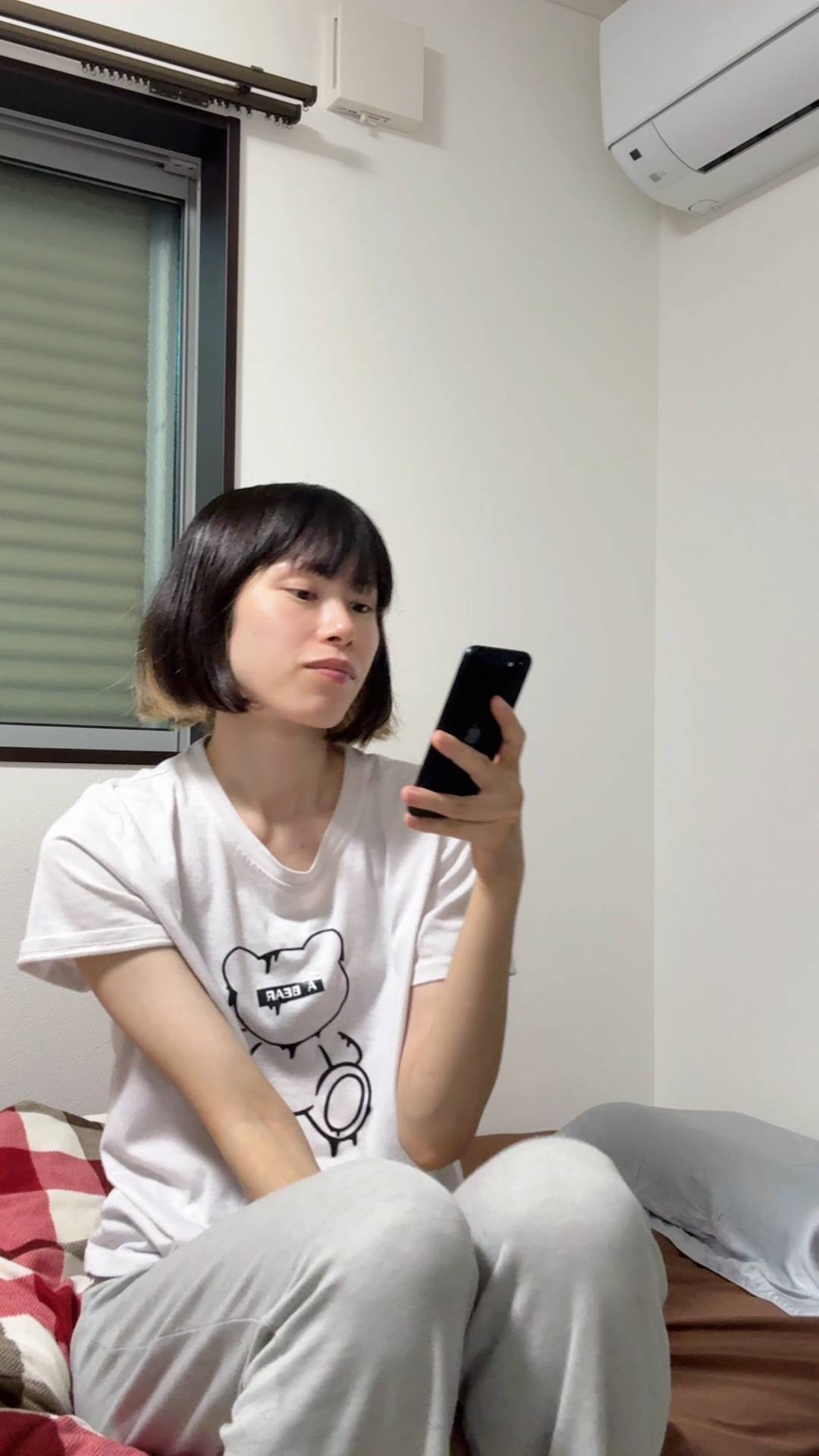 スマホを(操作)いじる女性