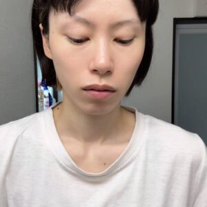 美容系｜スキンケアをする女性