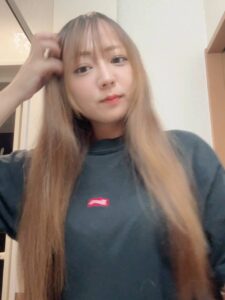 髪ケア｜サラサラの髪を触る女性