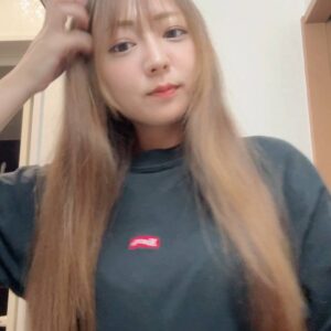 髪ケア｜サラサラの髪を触る女性