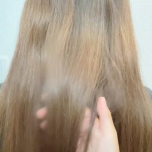髪ケア｜サラサラの髪のみ映る女性