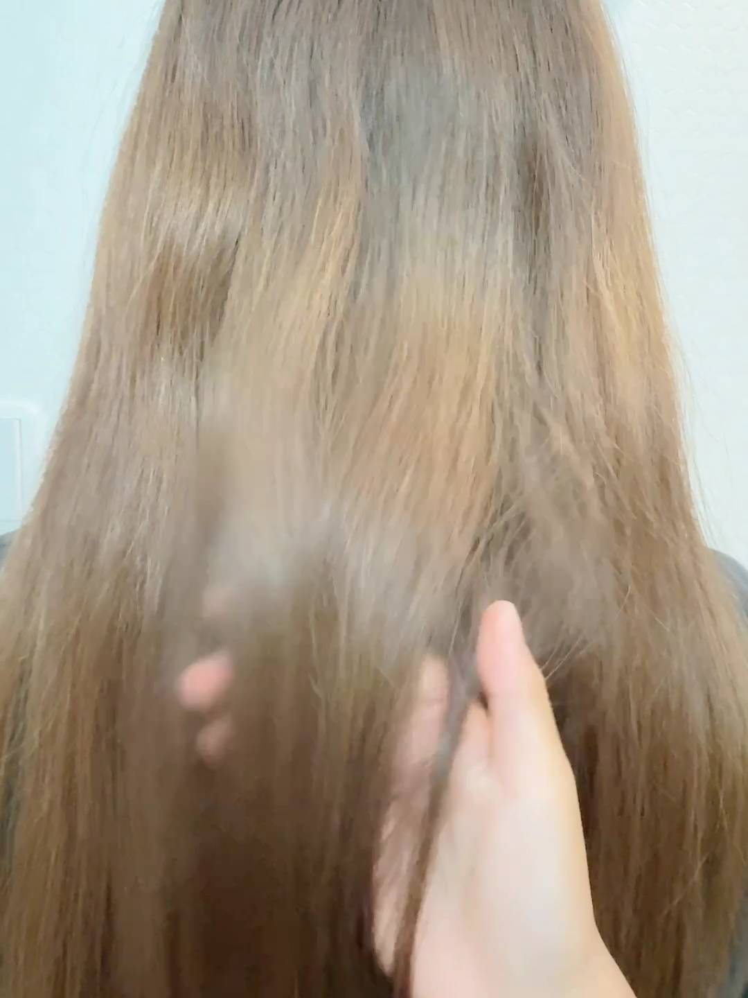 髪ケア｜サラサラの髪のみ映る女性