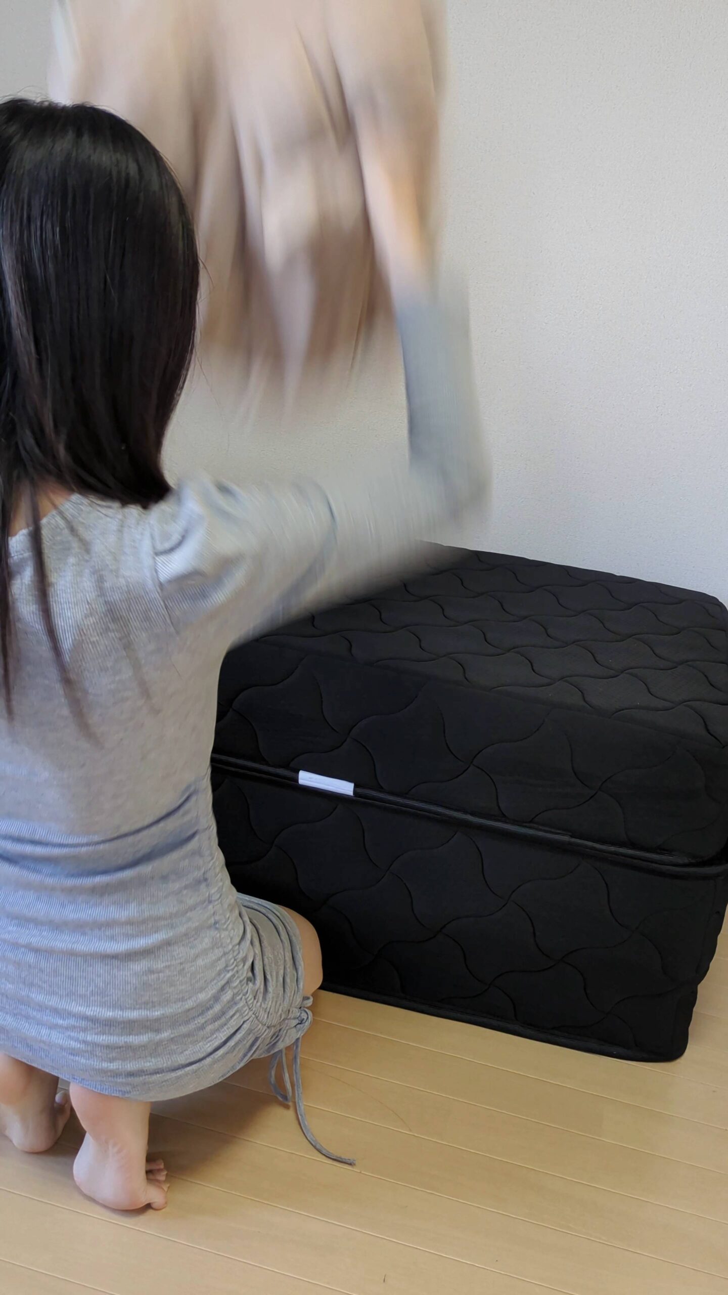 彼氏目線｜クッション投げて怒る女性