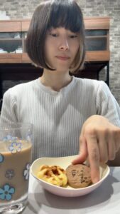 クッキーを食べる女性