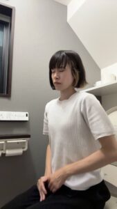 便秘｜腹痛 お腹を下す女性