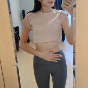 ダイエット｜ウエストを触る女性