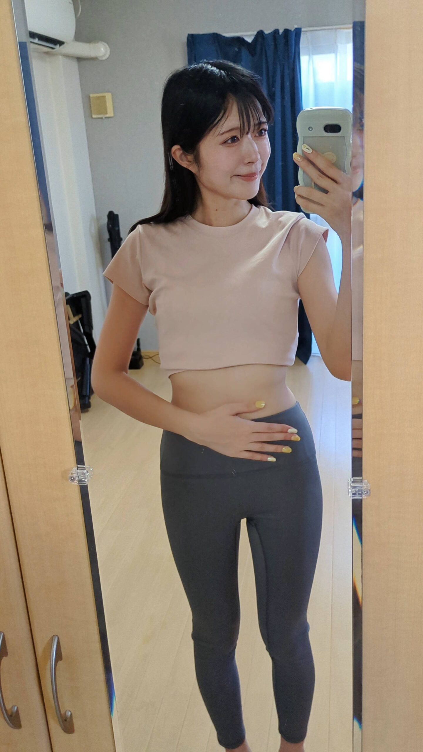 ダイエット｜ウエストを触る女性