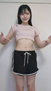 ダイエット｜ウエストを指差す女性