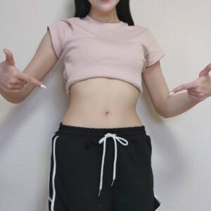 ダイエット｜ウエストを指差す女性