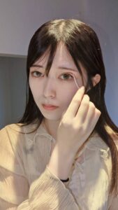 美容系｜アイプチに苦戦する女性(1)