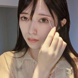 美容系｜アイプチに苦戦する女性(1)