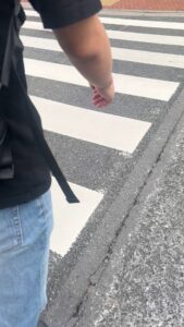 歩道を歩く男性