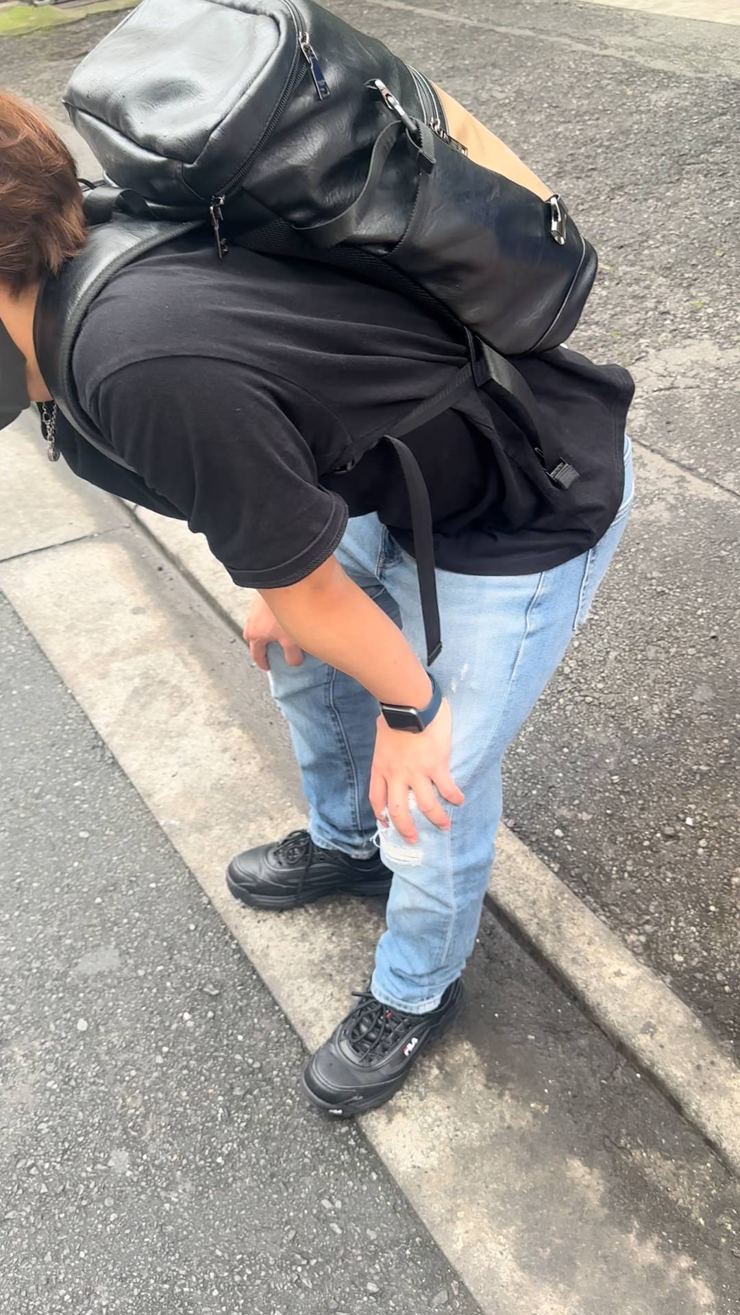 歩き疲れた男性　疲労