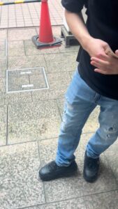 大金を渡す男性　お札　10000円