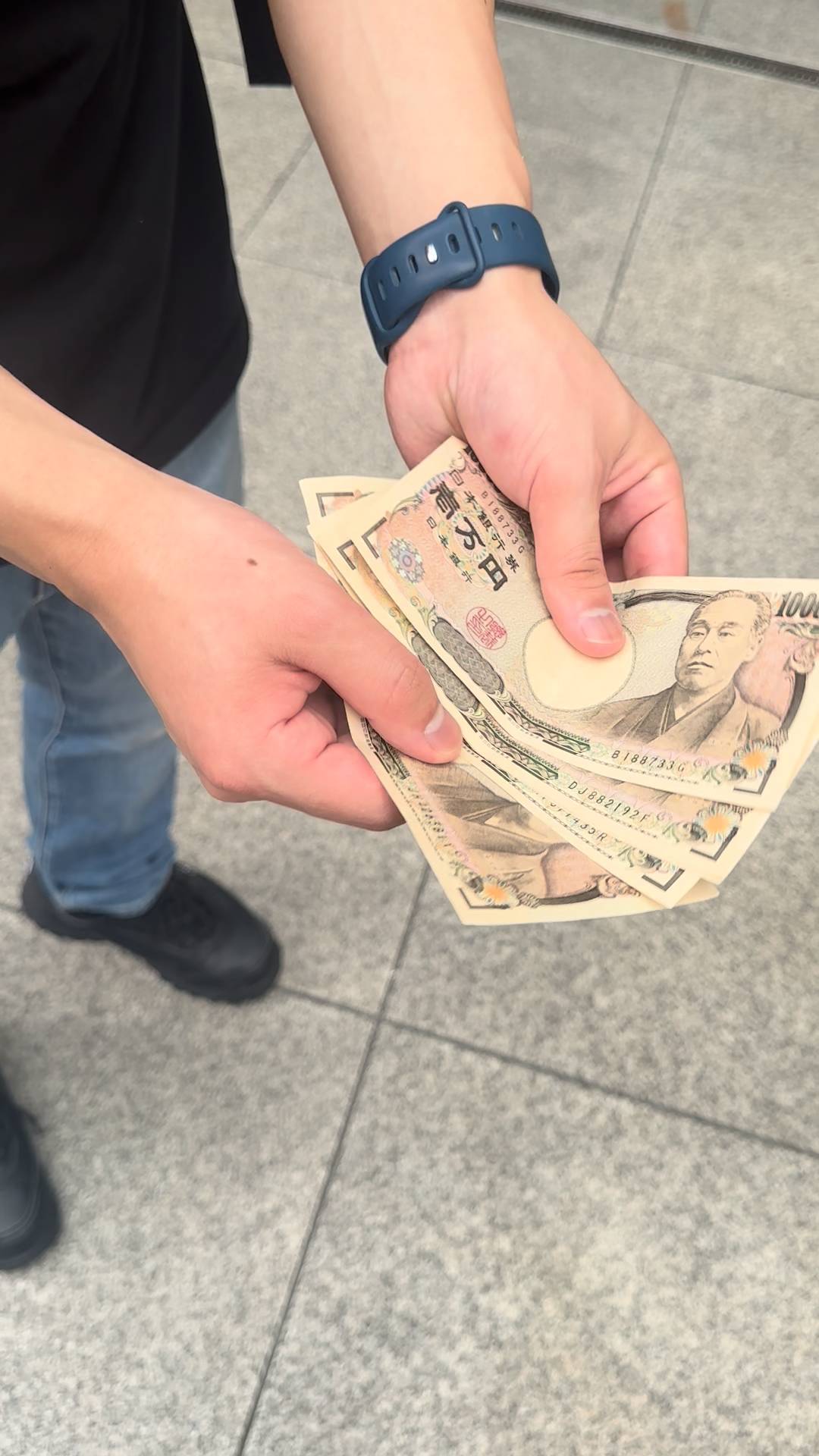 大金を見せびらかす男性　借金　1万円