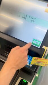 お金を引き出す男性　ATM