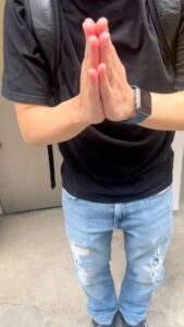 外で手を合わせてお願いする男性 ポーズ