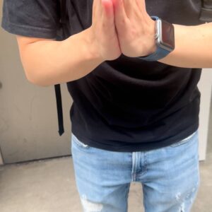 外で手を合わせてお願いする男性 ポーズ
